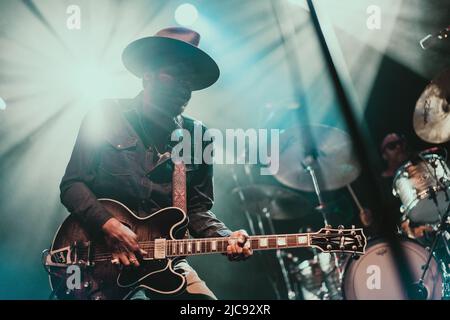 Kopenhagen, Dänemark. 10.. Juni 2022. Der amerikanische Sänger, Songwriter und Musiker Gary Clark Jr. spielt ein Live-Konzert im Amager Bio in Kopenhagen. (Foto: Gonzales Photo/Mathias Kristensen). Stockfoto