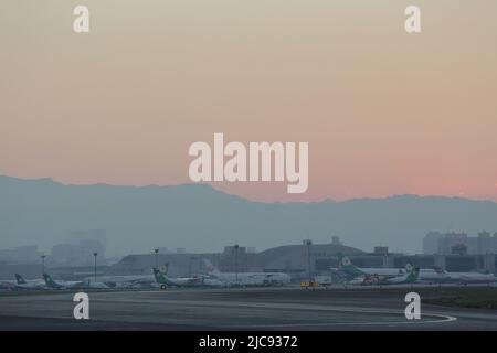 Einige Flugzeuge parken morgens auf den Schürzen des Flughafens Taipei Songshan (TSA) Stockfoto