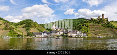 Beilstein, Rheinland-Pfalz, Deutschland - 21. Mai 2022: Das schöne Dorf Beilstein im Moseltal an einem sonnigen Sommertag. Stockfoto