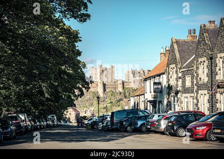 Bamburgh Castle von der Front Street, Bamburgh, Northumberland, England Stockfoto