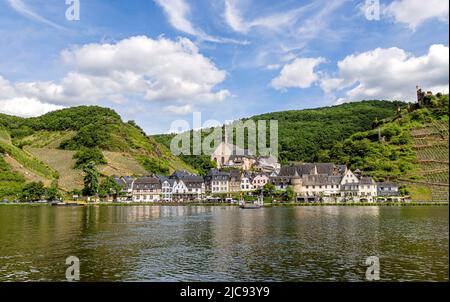 Beilstein, Rheinland-Pfalz, Deutschland - 21. Mai 2022: Das schöne Dorf Beilstein im Moseltal an einem sonnigen Sommertag. Stockfoto