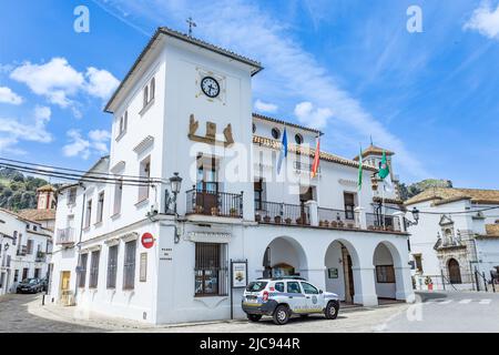 Grazalema, Cádiz, Spanien - 1. Mai 2022: Rathaus von Grazalema in der Sierra de Grazalema (Grazalema-Gebirge), einem der Dörfer der weißen Route Stockfoto