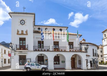 Grazalema, Cádiz, Spanien - 1. Mai 2022: Rathaus von Grazalema in der Sierra de Grazalema (Grazalema-Gebirge), einem der Dörfer der weißen Route Stockfoto