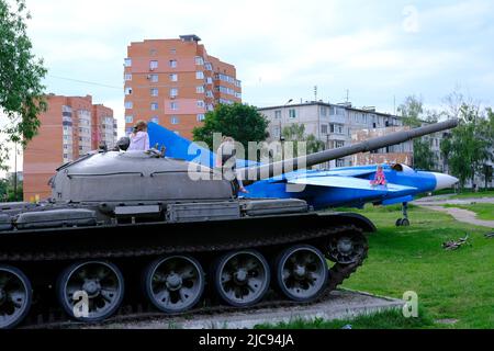 Ukraine, Sumy 03.06.2022 Ansicht des Panzers, der auf dem Boden mit den Rädern und Kindern steht. Stockfoto