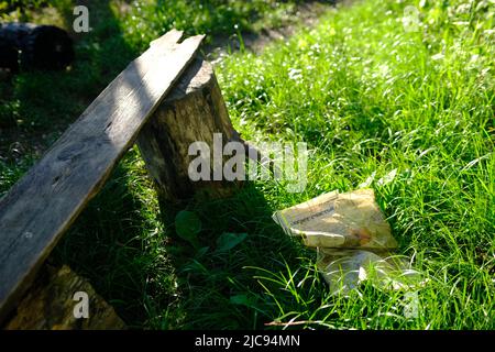 Zeitung, die Medien, Grass. Mit russischen Worten bedeutet das Geheimnis des Glücks. Stockfoto