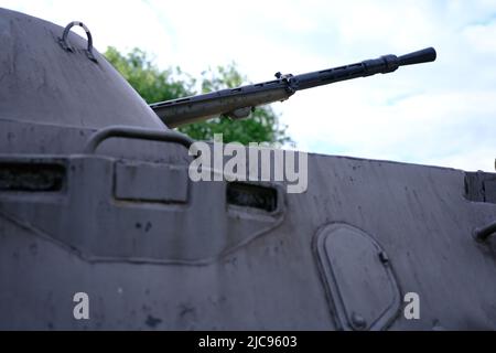 Sowjetischer BTR gepanzerter Personalträger mit auf dem Boden im Museum der gepanzerten Fahrzeuge. Stockfoto