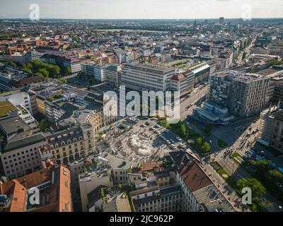 München, Deutschland - Juni 10: Luftaufnahme der Gebäudefassade des Lagerhauses der Galerie Kaufhof am Stachus am 10. Juni 2022 in München. Das Lager ist Stockfoto