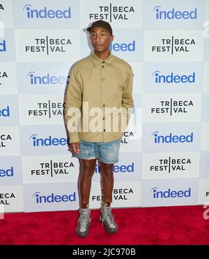 NEW YORK, NY, USA - 10. JUNI 2022: Pharrell Williams nimmt am Tribeca Festival im BMCC Teil und nimmt an den „Geschichtenerzählern – Pharrell im Gespräch“ Teil. Stockfoto