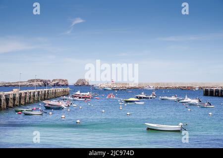 Der Eingang zum Hafen von Sagres wird von den Martinhal-Inseln (im Hintergrund) geschützt - Sagres, Algarve, Portugal Stockfoto