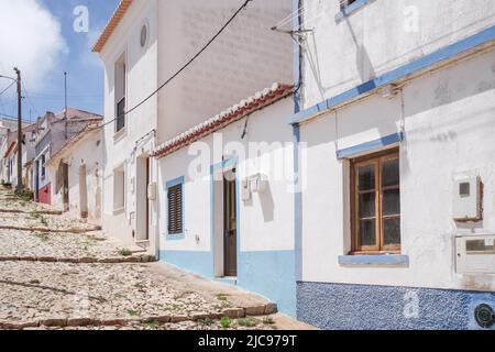 Bunte Straßen von Vila do Bispo - eine kleine Stadt an der Südwestspitze der Algarve (Portugal) Stockfoto