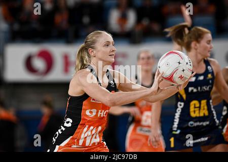 11.. Juni 2022; Ken Rosewall Arena, Sydney, New South Wales, Australien; Australian Suncorp Super Netball, Giants Netball gegen Sunshine Coast Lightning; Maddie Hay of the Giants übergibt den Ball Kredit: Action Plus Sports Images/Alamy Live News Stockfoto