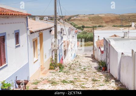 Bunte Straßen von Vila do Bispo - eine kleine Stadt an der Südwestspitze der Algarve (Portugal) Stockfoto