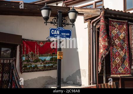 Ankara, Türkei. 17.. November 2020. Traditionelle türkische Teppiche zum Verkauf vor den Geschäften im Schloss Ankara. (Foto von John Wreford/SOPA Images/Sipa USA) Quelle: SIPA USA/Alamy Live News Stockfoto