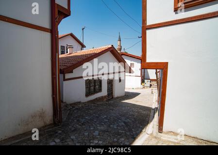 Ankara, Türkei. 6.. Juni 2022. Restaurierte alte Häuser innerhalb der Stadtmauern der Burg Ankara, der alten Stadtbefestigung der türkischen Hauptstadt Zentralanatolien. (Bild: © John Wreford/SOPA Images via ZUMA Press Wire) Stockfoto