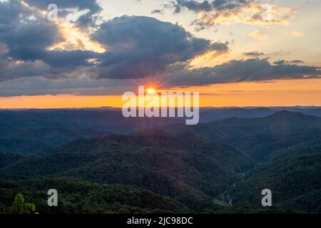 Die Sonne geht in der Zentralappalachia unter. Stockfoto