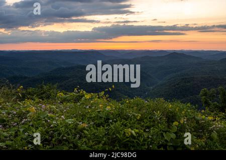 Die Sonne geht in der Zentralappalachia unter. Stockfoto