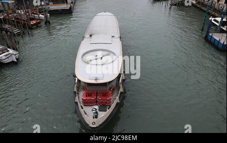 Wasserbus oder Fähre für Leute, die in italienischer Sprache VAPORETTO in Venedig in Italien genannt werden Stockfoto