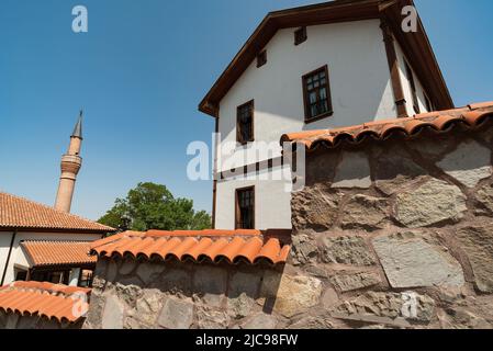 Ankara, Türkei. 6.. Juni 2022. Restaurierte alte Häuser innerhalb der Stadtmauern der Burg Ankara, der alten Stadtbefestigung der türkischen Hauptstadt Zentralanatolien. (Bild: © John Wreford/SOPA Images via ZUMA Press Wire) Stockfoto