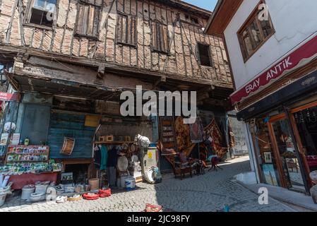 Ankara, Türkei. 6.. Juni 2022. Ein Straßenmarktstand, der türkische Teppiche und traditionelle Trommeln in den Kopfsteinpflasterstraßen des Schlosses Ankara in Anatolien verkauft. (Bild: © John Wreford/SOPA Images via ZUMA Press Wire) Stockfoto