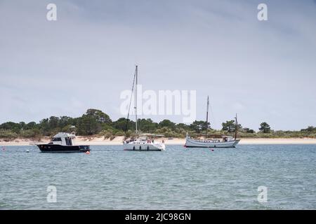 Praia dos Tesos mit seiner geschützten Küste und seinem flachen Wasser ist perfekt für ein "abseits der ausgetretenen Pfade" Stranderlebnis - Tavira, Algarve, Portugal Stockfoto
