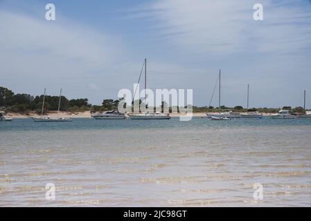Praia dos Tesos mit seiner geschützten Küste und seinem flachen Wasser ist perfekt für ein "abseits der ausgetretenen Pfade" Stranderlebnis - Tavira, Algarve, Portugal Stockfoto