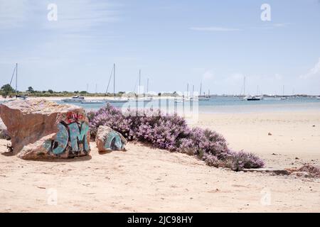Praia dos Tesos mit seiner geschützten Küste und seinem flachen Wasser ist perfekt für ein "abseits der ausgetretenen Pfade" Stranderlebnis - Tavira, Algarve, Portugal Stockfoto