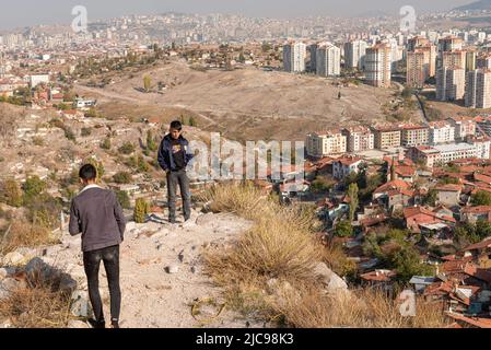 Ankara, Türkei. 17.. November 2020. Junge türkische Jugendliche im Schloss Ankara mit der Zersiedelung der Hauptstadt der Türkei. (Bild: © John Wreford/SOPA Images via ZUMA Press Wire) Stockfoto