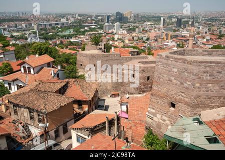 Ankara, Türkei. 6.. Juni 2022. Ein Panoramablick auf alte und moderne Häuser von der alten Stadtmauer von Ankara Schloss, Anatolien. (Bild: © John Wreford/SOPA Images via ZUMA Press Wire) Stockfoto