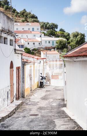 Malerische, enge Gassen und typische Terrakotta-Dächer in der Kleinstadt Aljezur an der Südwestküste Portugals Stockfoto