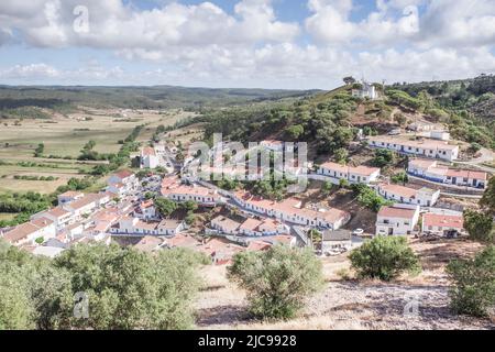 Blick auf die Stadt Aljezut vom Schloss Aljezur - Algarve, Portugal Stockfoto