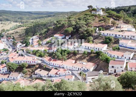 Blick auf die Stadt Aljezut vom Schloss Aljezur - Algarve, Portugal Stockfoto