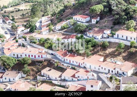 Blick auf die Stadt Aljezut vom Schloss Aljezur - Algarve, Portugal Stockfoto