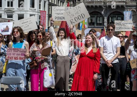 Amsterdam, Niederlande. 11.. Juni 2022. 2022-06-11 12:22:53 AMSTERDAM - Studenten protestieren am Dam-Platz für eine breitere Grundversorgung. Sie wollen auch, dass Studenten, die im Rahmen des Kreditsystems studiert haben, mehr Geld als Entschädigung erhalten. ANP EVERT ELZINGA netherlands Out - belgium Out Credit: ANP/Alamy Live News Stockfoto