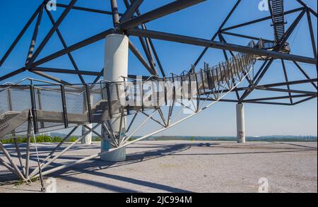 Stahltreppe hinauf zu den Aussichtsplattform des Tetraeders in Bottrop, Deutschland Stockfoto