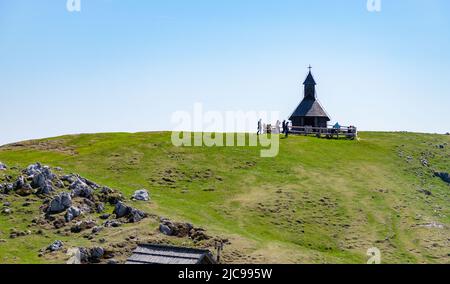 Ein Bild der Kapelle der Maria des Schnees auf Velika Planina, oder großes Weideplateau. Stockfoto