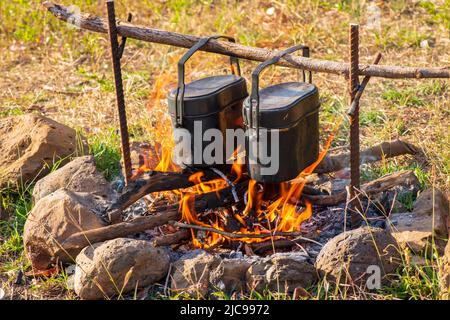 Camping und Kochen von Lebensmitteln im Urlaub von Kindern in ländlichen Gebieten. Stockfoto