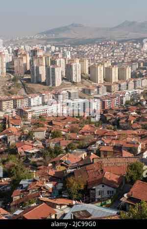 Ankara, Türkei. 17.. November 2020. Modernes Gebäude in Ankara, der türkischen Hauptstadt, das neben verkommenen traditionellen Wohnhäusern gebaut wird. (Bild: © John Wreford/SOPA Images via ZUMA Press Wire) Stockfoto