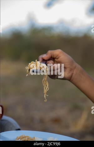 Camping und Kochen von Lebensmitteln im Urlaub von Kindern in ländlichen Gebieten. Stockfoto