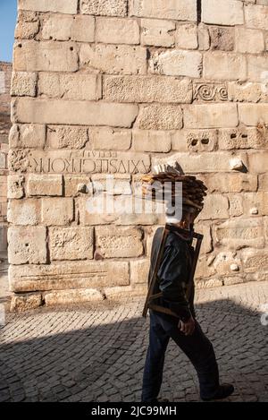 Ankara, Türkei. 17.. November 2020. SIMIT Verkäufer zu Fuß vorbei an alten Stadtmauern mit römischen Ziffern in den Stein geschnitzt, Ankara Castle. (Bild: © John Wreford/SOPA Images via ZUMA Press Wire) Stockfoto