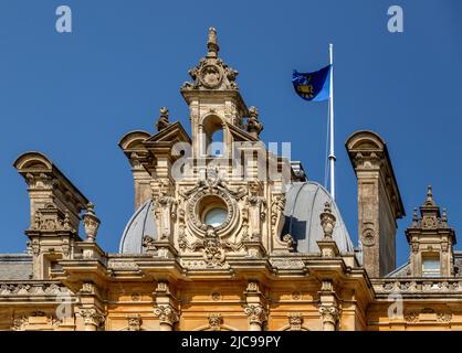 Teilansicht der Rückseite des im neoklassizistischen Stil erbauten Herrenhauses Waddesdon, Ayelesbury, Buckinghamshire, England, Großbritannien. Stockfoto