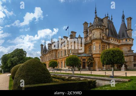 Die Terrasse und der Parterre-Garten im Waddesdon Manor, mit Blick auf die Südwand des Gebäudes, Stockfoto