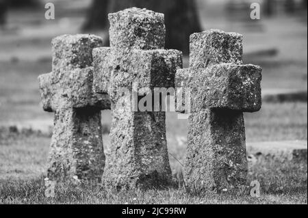 Yper, Belgien - 7. August 2021. Detail der Kriegsdenkmäler auf dem Friedhof Langemark. Langemark ist der berühmteste deutsche erste Weltkrieg Friedhof in Belgien. Stockfoto