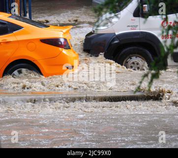 Ankara, Türkei, nach dem Regen in den Schächten von Ankara explodierte und es gab eine Überschwemmung in den Straßen von Bahcelievler Ankar View Straßen, die mit Hochwasser und Autos auf der Straße gesperrt waren Credit: Del Calle/Alamy Live News Stockfoto