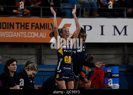 11.. Juni 2022; Ken Rosewall Arena, Sydney, New South Wales, Australien; Australian Suncorp Super Netball, Giants Netball gegen Sunshine Coast Lightning; Cara Koenen von The Lightning feiert von der Bank, als ihr Team die Lücke zu den Giants schließen Kredit: Action Plus Sports Images/Alamy Live News Stockfoto