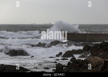 Kleiner Pier, der von Wellen getroffen wird, nördliche portugiesische Küste. Stockfoto