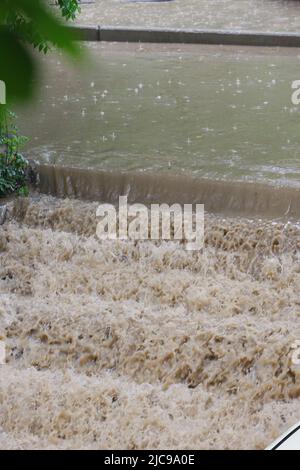 Ankara, Türkei, nach dem Regen in den Schächten von Ankara explodierte und es gab eine Überschwemmung in den Straßen von Bahcelievler Ankar View Straßen, die mit Hochwasser und Autos auf der Straße gesperrt waren Credit: Del Calle/Alamy Live News Stockfoto