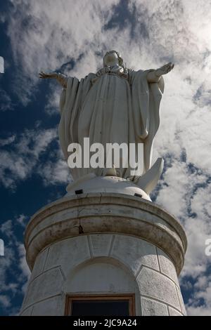 Statue der Jungfrau Maria auf dem Cerro San Cristobal in Santiago, Chile Stockfoto