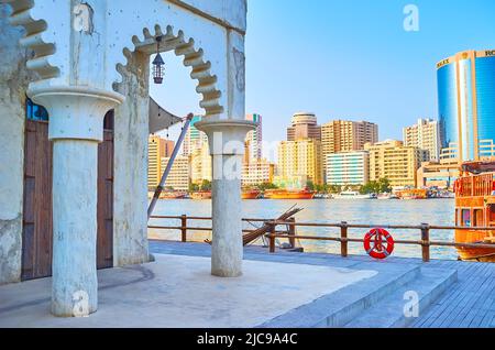 DUBAI, VAE - 1. MÄRZ 2020: Dubai Creek zwischen dem alten Al Seef-Viertel mit traditionellen lehmziegeln und dem modernen Deira-Viertel mit geschäftsvierteln Stockfoto