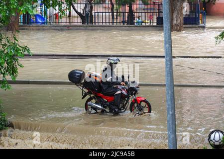 Ankara, Türkei, nach dem Regen in den Schächten von Ankara explodierte und es kam zu einer Überschwemmung in den Straßen von Bahcelievler Ankar View Straßen, die mit Hochwasser und Autos auf der Straße gesperrt waren Stockfoto