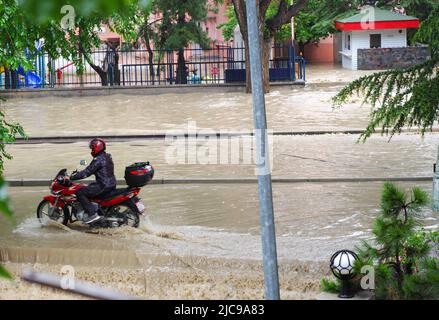 Ankara, Türkei, nach dem Regen in den Schächten von Ankara explodierte und es kam zu einer Überschwemmung in den Straßen von Bahcelievler Ankar View Straßen, die mit Hochwasser und Autos auf der Straße gesperrt waren Stockfoto